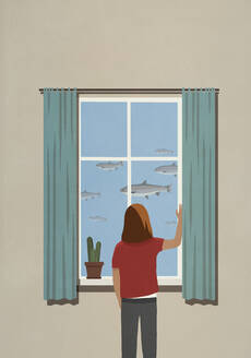 Frau betrachtet schwimmende Fische vom Fenster aus - FSIF05281