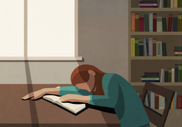 Müder Student schläft auf einem Buch am sonnigen Tisch in der Bibliothek - FSIF05337