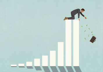 Geschäftsmann an der Spitze des Balkendiagramms, der nach einer fallenden Aktentasche mit Bargeld greift - FSIF05343
