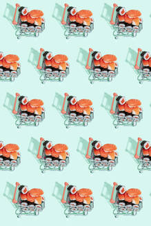 Frischer japanischer Lachs Sushi Nigiri in Einkaufswagen auf farbigem Hintergrund - GEMF04181