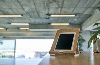 Digitales Tablet auf Holztisch - FMKF06451
