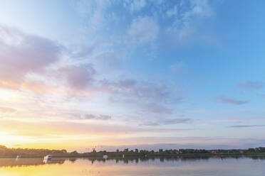 Idyllischer Blick auf die Natur bei Sonnenuntergang - MMAF01382