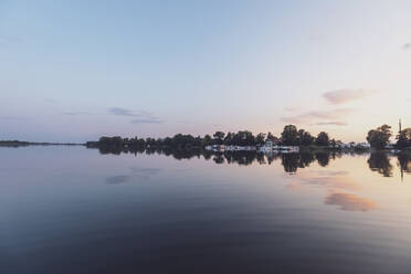 Reflektierendes Bild der Abenddämmerung im Wasser - MMAF01385