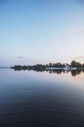 Idyllischer Blick auf die Abenddämmerung im See - MMAF01386