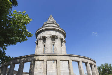 Deutschland, Thüringen, Eisenach, Burschenschaftsdenkmal vor strahlend blauem Himmel - GWF06747