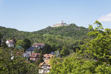 Deutschland, Thüringen, Eisenach, Wartburg mit Blick auf die Stadt unten - GWF06748