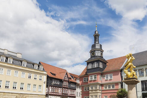 Deutschland, Thüringen, Eisenach, Goldfarbene Georgsbrunnen-Statue und historisches Rathaus - GWF06761