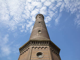 Hoher Leuchtturm gegen blauen Himmel an einem sonnigen Tag - WIF04322