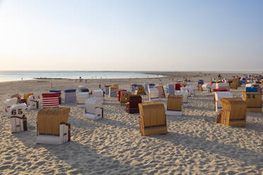 Stühle mit Kapuze am Strand gegen den Himmel bei Sonnenuntergang - WIF04331