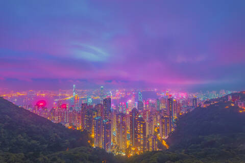 Futuristischer Vaporwave-Blick auf Hongkong vom Victoria Peak bei Nacht, lizenzfreies Stockfoto