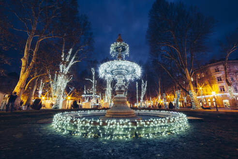 Beleuchtete Dekorationen auf dem Brunnen in Zrinjevac während der Weihnachtszeit - LCUF00121