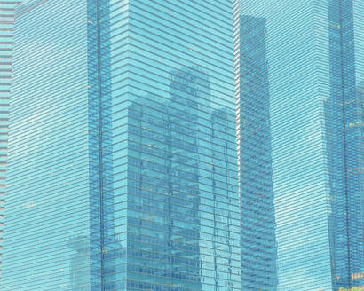 Reflexion von Wolkenkratzern auf einem modernen Glasgebäude - LCUF00128