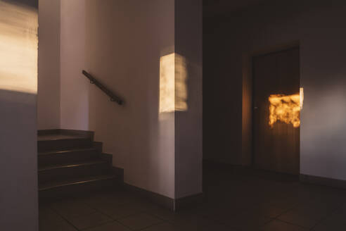 Sonnenlicht auf Wand und Tür im Gebäude - LCUF00133
