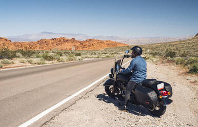 Mann beim Motorradfahren während eines Ausflugs im Sommer, Nevada, USA - DGOF01533