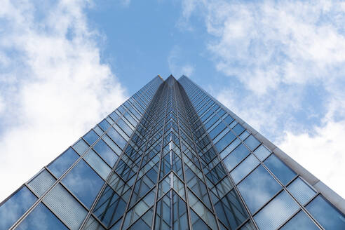 Hoher moderner Büro-Glas-Wolkenkratzer gegen blauen Himmel, London, UK - WPEF03410