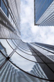 Reflexion auf hohen modernen Büro-Wolkenkratzer in der Innenstadt gegen den Himmel, London, UK - WPEF03411