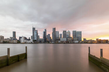 Moderne Skyline von Thames River in der Stadt gegen bewölkten Himmel bei Sonnenuntergang, London, UK - WPEF03413