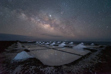 Gefrorenes Wasser und Schnee auf dem Hintergrund einer spektakulären Meereslandschaft mit Milchstraße in sternenklarer Nacht - ADSF15936