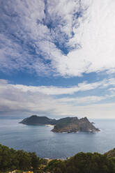 Idyllische Aufnahme von Inseln im Meer gegen den Himmel, Cíes-Inseln, Vigo, Provinz Pontevedra, Galicien, Spanien - RSGF00291