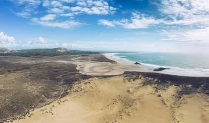 Landschaftliche Ansicht der Dunas de Corrubedo gegen den Himmel an einem sonnigen Tag, Galicien, Spanien - RSGF00301