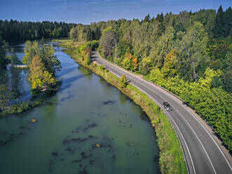 Schöne Landschaft Landschaft von Teich an der Straße in Abramtsevo, Sergiyev Posad, Russland - KNTF05513