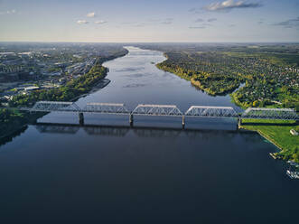 Luftaufnahme der Eisenbahnbrücke über die Wolga in der Stadt gegen den Himmel bei Sonnenuntergang - KNTF05523