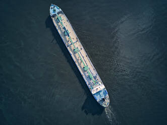 Luftaufnahme eines auf der Wolga fahrenden Öltankers - KNTF05533
