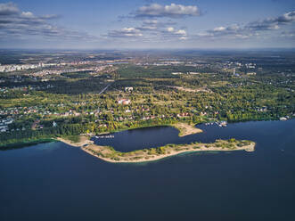 Stadt in der Nähe des Flusses Wolga gegen den Himmel an einem sonnigen Tag - KNTF05538