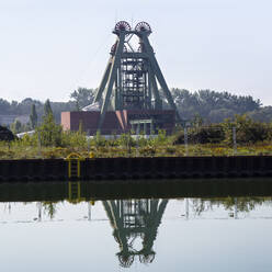 Förderturm der Schachtanlage Haus Aden vor dem Datteln-Hamm-Kanal - WIF04341