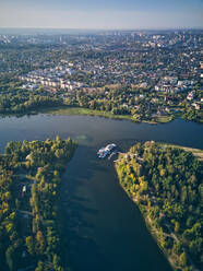 Luftaufnahme der Stadt am Fluss Kotorosl - KNTF05570