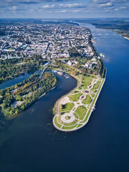 Luftaufnahme des Stadtparks inmitten der Wolga und des Flusses Kotorosl an einem sonnigen Tag - KNTF05588