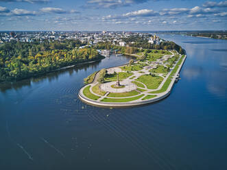 Park am Fluss bei der Stadt gegen den Himmel an einem sonnigen Tag - KNTF05589