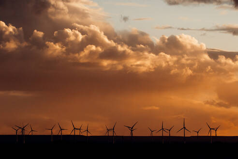 Malerische Kulisse einer Windmühlenfarm unter einem spektakulären Wolkenhimmel bei Sonnenuntergang in Patagonien - ADSF15993