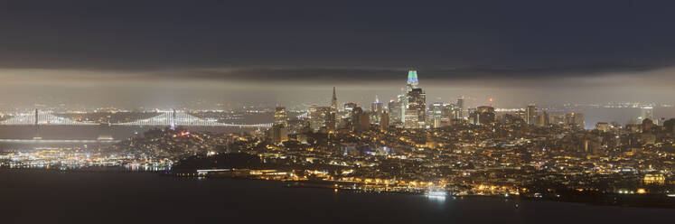 Schöne städtische Skyline mit Oakland Bay Bridge im Hintergrund in San Francisco, Kalifornien, USA - AHF00095