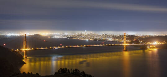 Golden Gate Bridge mit Stadtbild im Hintergrund in San Francisco, Kalifornien, USA - AHF00099