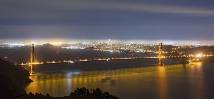 Golden Gate Bridge mit Stadtbild im Hintergrund in San Francisco, Kalifornien, USA - AHF00099