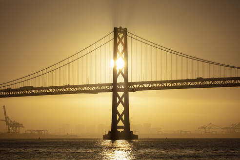 Sonnenaufgang hinter der Oakland Bay Bridge in San Francisco, Kalifornien, USA - AHF00101