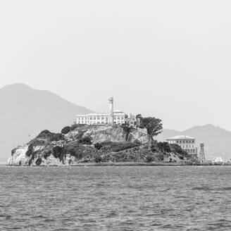 Uferpromenade mit Alcatraz Island im Hintergrund gegen den Himmel in San Francisco, Kalifornien, USA - AHF00106