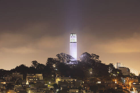 Beleuchteter Coit Tower bei Nacht in San Francisco, Kalifornien, USA - AHF00108