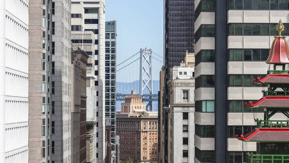 Gebäude gegen die Oakland Bay Bridge in San Francisco, Kalifornien, USA - AHF00111