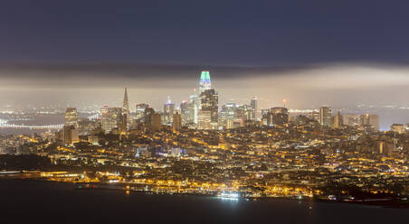 Stadtbild von San Francisco, Kalifornien, USA bei Nacht - AHF00113
