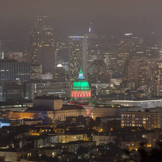 Nachtansicht des Finanzviertels und des Rathauses in San Francisco, Kalifornien, USA - AHF00115