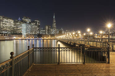 Pier 7 mit beleuchtetem Gebäude im Hintergrund in San Francisco, Kalifornien, USA - AHF00117