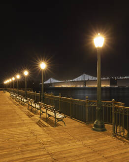 Straßenlaterne auf einem Pfeiler mit der Oakland Bay Bridge im Hintergrund in San Francisco, Kalifornien, USA - AHF00118