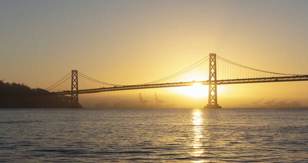 Sonnenaufgang hinter der Oakland Bay Bridge in San Francisco, Kalifornien, USA - AHF00119