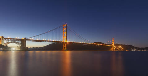 Beleuchtete Golden Gate Bridge über dem Meer bei klarem Himmel in San Francisco, Kalifornien, USA - AHF00120