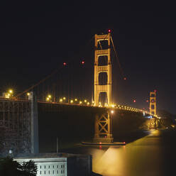 Nachtansicht der leuchtenden Golden Gate Bridge über dem Meer in San Francisco, Kalifornien, USA - AHF00121