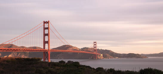 Sonnenaufgang an der Golden Gate Bridge in San Francisco, Kalifornien, USA - AHF00122