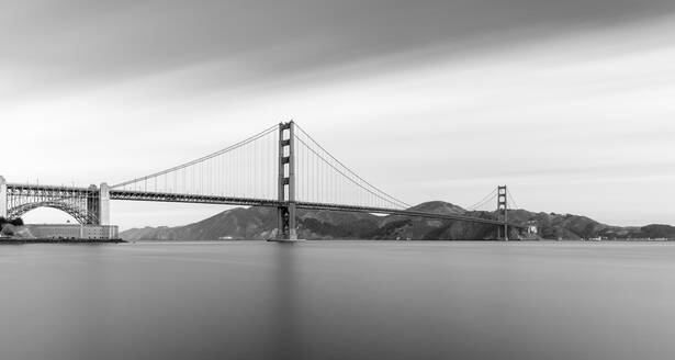 Golden Gate Bridge über dem Meer in San Francisco, Kalifornien, USA - AHF00123