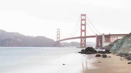 Golden Gate Bridge gegen klaren Himmel in San Francisco, Kalifornien, USA - AHF00128